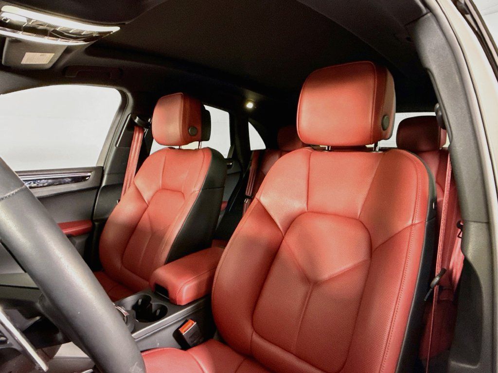 Certified 2026 Porsche Macan AWD/4WD image 5