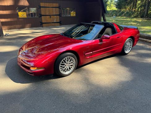 Used 2002 Chevrolet Corvette Coupe w/ Preferred Equipment Group1 RWD image 10