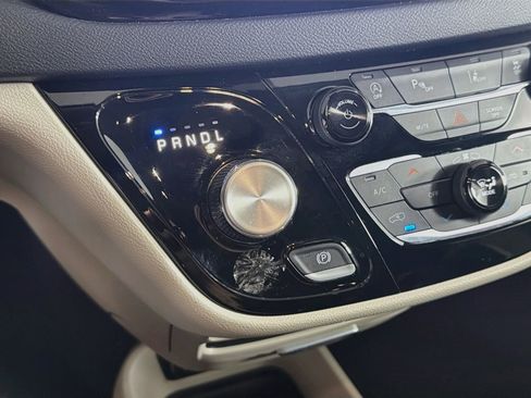 Used 2024 Chrysler Pacifica Touring-L FWD image 24