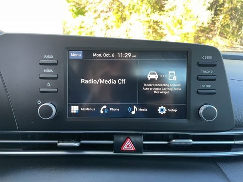 Used 2025 Hyundai Elantra SE image 18