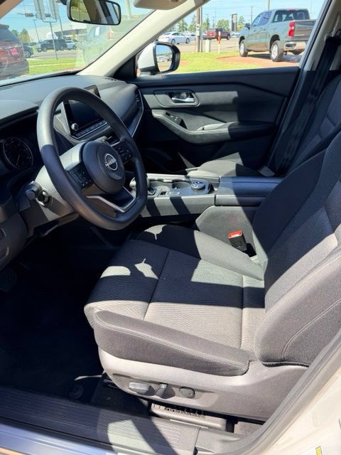 Used 2024 Nissan Rogue SV AWD/4WD image 16