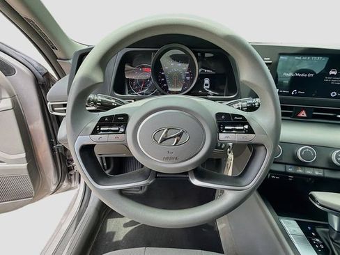 Used 2021 Hyundai Elantra SE FWD image 37