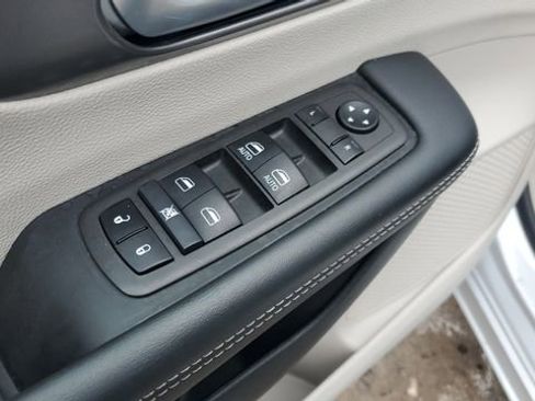 Certified 2024 Chrysler Pacifica Touring-L image 7