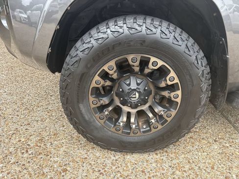 Used 2018 Toyota 4Runner SR5 AWD/4WD image 33