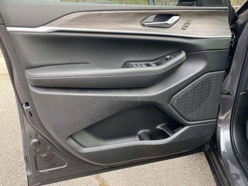 New 2025 Jeep Grand Cherokee Limited image 10