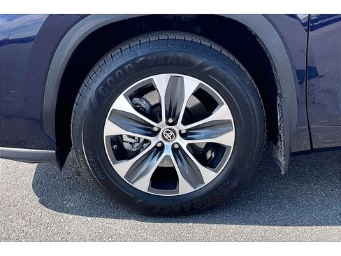 Used 2021 Toyota Highlander XLE AWD/4WD image 10