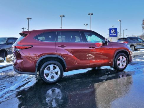 Used 2021 Toyota Highlander LE image 4