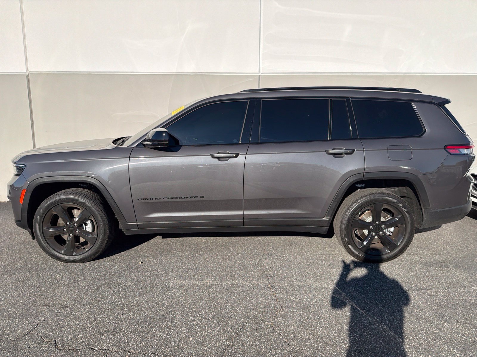 Used 2025 Jeep Grand Cherokee L Limited w/ Black Appearance Package AWD/4WD image 2