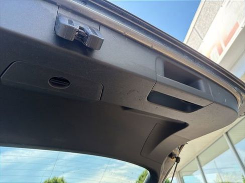 Used 2018 Volkswagen Tiguan SEL FWD image 18