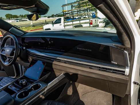 Used 2025 Cadillac Escalade V AWD/4WD image 11