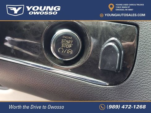 Used 2016 Chrysler Town & Country Touring-L FWD image 17