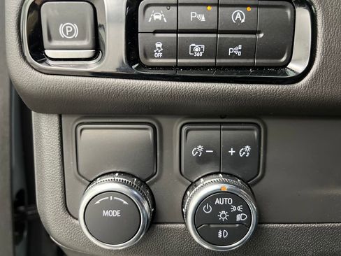 Used 2025 GMC Yukon XL Denali RWD image 44