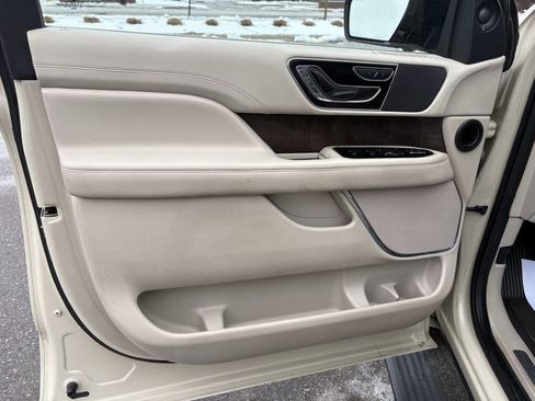 Used 2018 Lincoln Navigator Select w/ Technology Package image 19