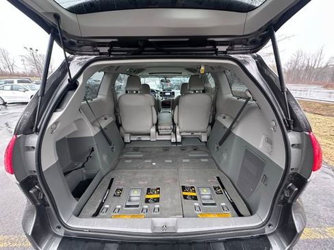 Used 2014 Toyota Sienna XLE image 10