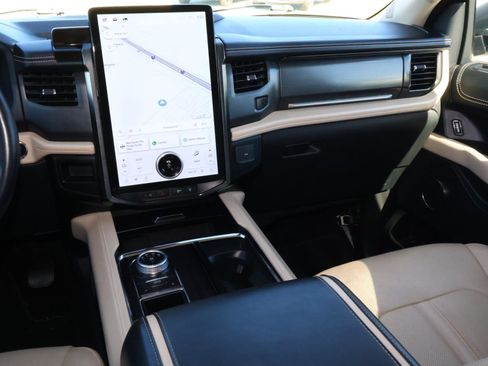 Used 2023 Ford Expedition Platinum image 13