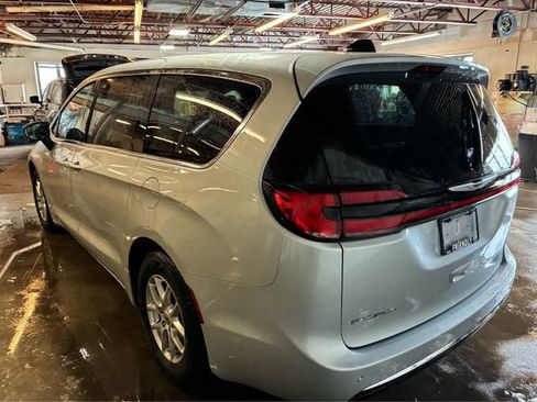 Used 2024 Chrysler Pacifica Touring-L FWD image 7