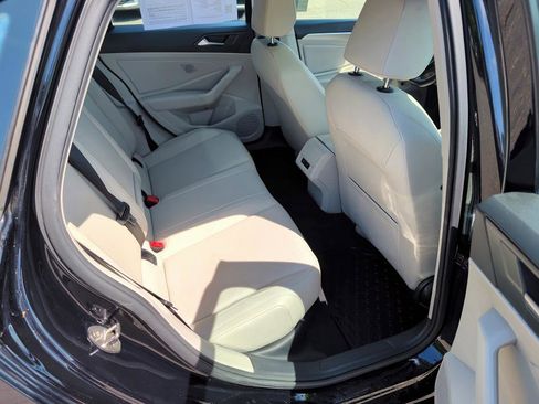 Used 2019 Volkswagen Jetta SE w/ Cold Weather Package FWD image 13