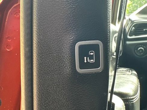 Used 2018 Chrysler Pacifica Touring-L w/ Premium Audio Group FWD image 16