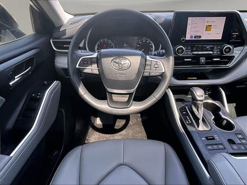 Used 2024 Toyota Highlander XLE AWD/4WD image 11