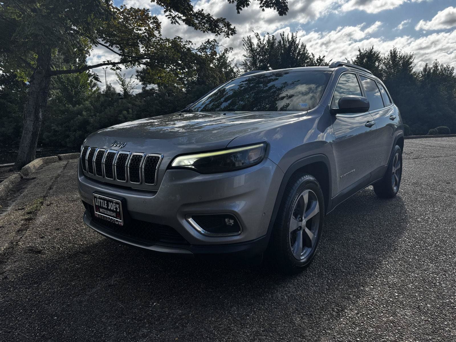 Used 2019 Jeep Cherokee Limited w/ Luxury Group AWD/4WD image 11