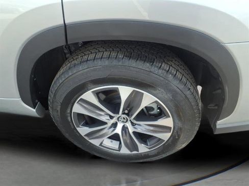 Used 2022 Toyota Highlander XLE image 8