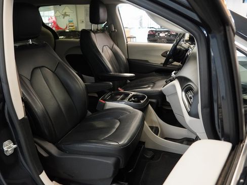 Used 2019 Chrysler Pacifica Touring-L image 28