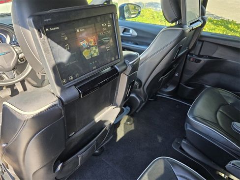 Used 2019 Chrysler Pacifica Limited w/ Advanced Safetytec Group image 15