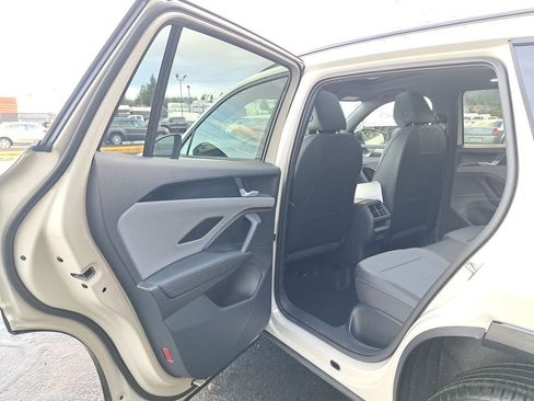 New 2026 Volkswagen Tiguan SE R-Line image 13