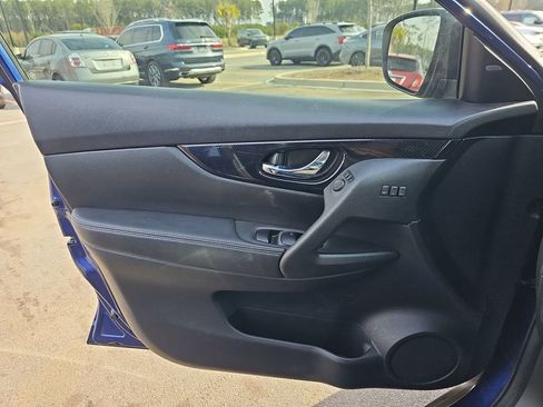 Used 2018 Nissan Rogue SL w/ Premium Package image 30