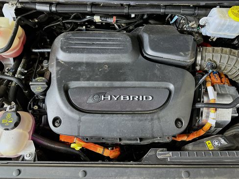 Used 2022 Chrysler Pacifica Limited w/ Uconnect Theater Family Group FWD image 34