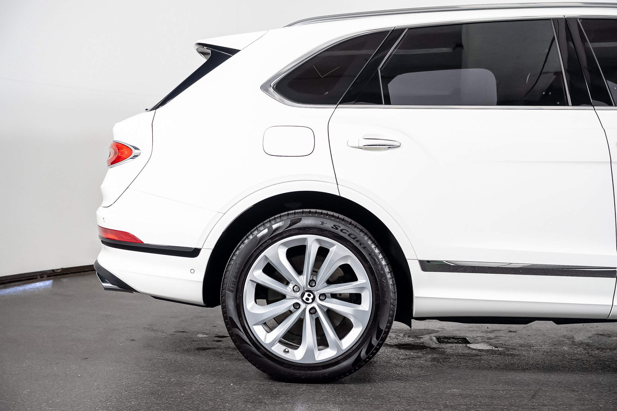 Used 2022 Bentley Bentayga AWD/4WD image 30