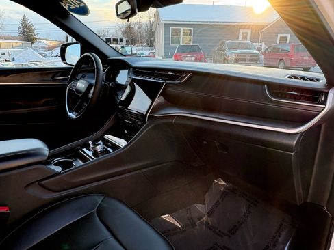 Used 2024 Jeep Grand Cherokee L Limited image 17