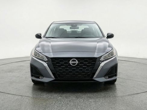 Used 2025 Nissan Altima 2.5 SV FWD image 2