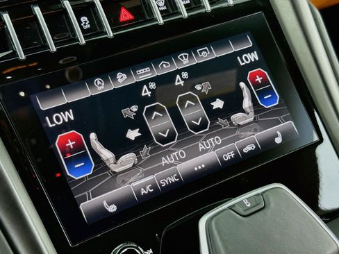 Used 2022 Lamborghini Urus AWD/4WD image 22