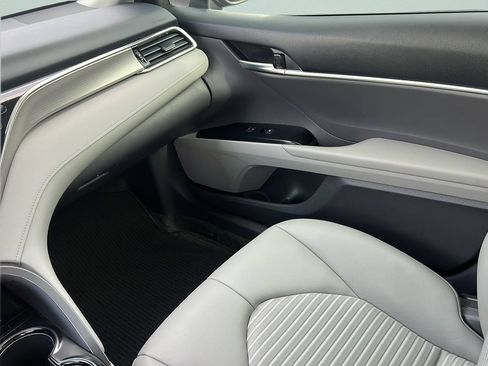 Used 2018 Toyota Camry SE FWD image 12