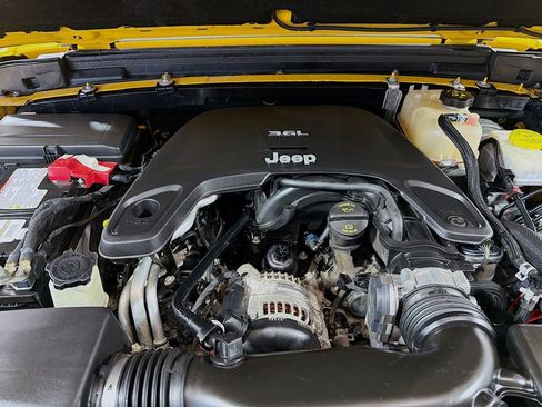 Used 2019 Jeep Wrangler Unlimited Sahara w/ Quick Order Package 24M Moab AWD/4WD image 32