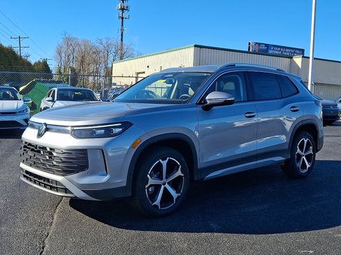 New 2026 Volkswagen Tiguan SE image 2