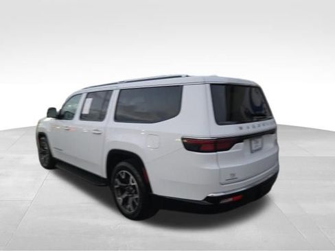 Used 2023 Jeep Wagoneer L Series III w/ Preferred Equipment Group AWD/4WD image 4