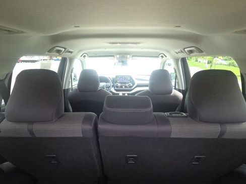 Used 2021 Toyota Highlander L FWD image 12