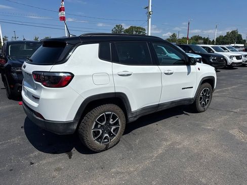 Used 2026 Jeep Compass Trailhawk AWD/4WD image 2