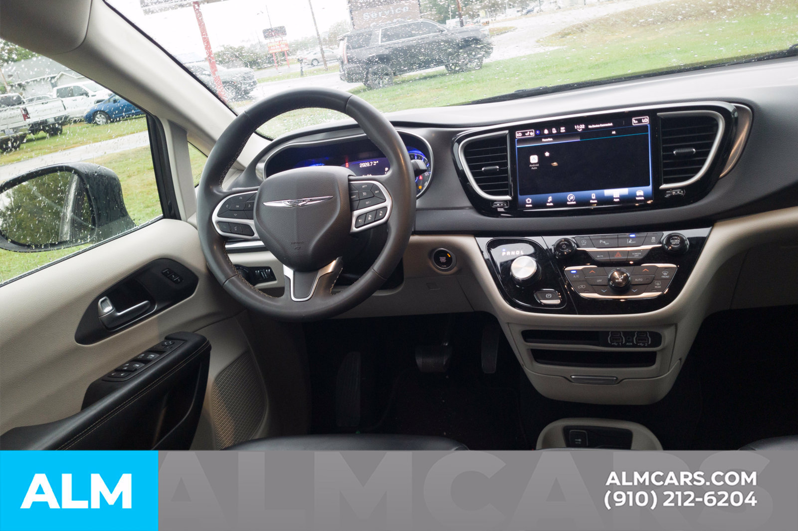 Used 2023 Chrysler Pacifica Touring-L FWD image 11