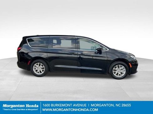 Used 2024 Chrysler Pacifica Touring-L FWD image 10
