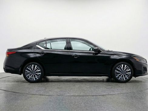 Used 2025 Nissan Altima 2.5 SV FWD image 11