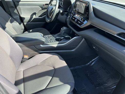 Used 2023 Toyota Highlander LE image 25