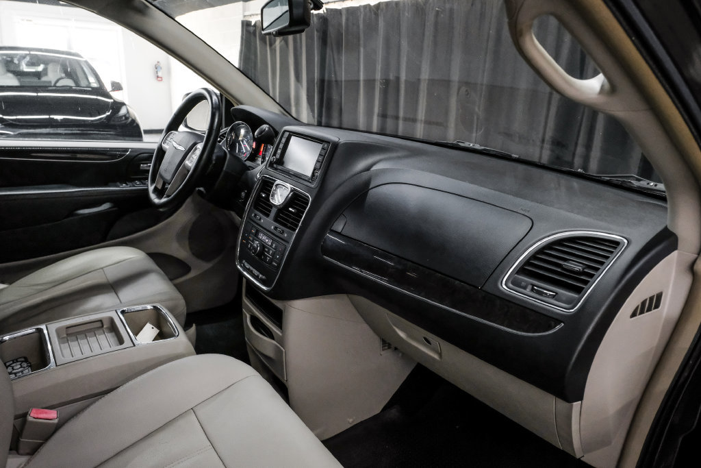 Used 2015 Chrysler Town & Country Touring w/ Driver Convenience Group FWD image 14