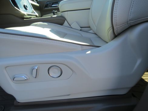 Used 2025 GMC Yukon XL Denali w/ Denali Reserve Package image 15