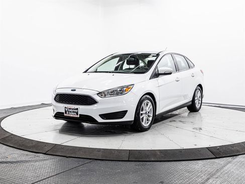Used 2018 Ford Focus SE w/ Cold Weather Package image 3
