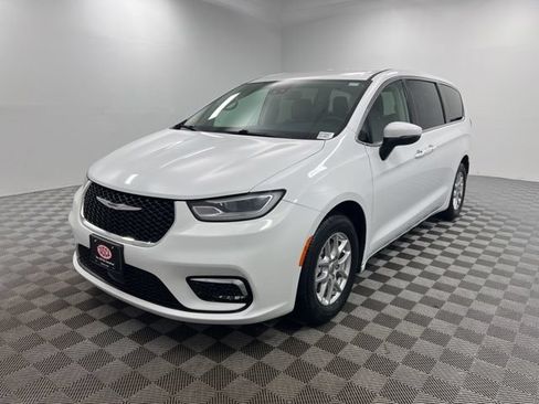 Used 2023 Chrysler Pacifica Touring-L FWD image 2