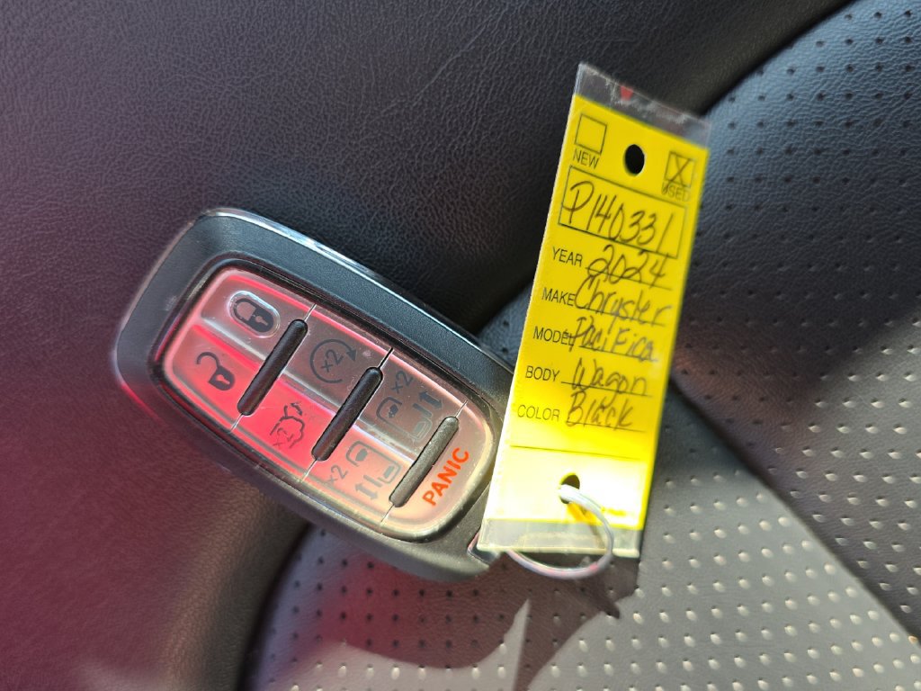 Used 2024 Chrysler Pacifica Touring-L FWD image 23