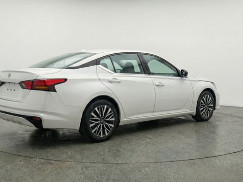 Used 2025 Nissan Altima 2.5 SV image 9